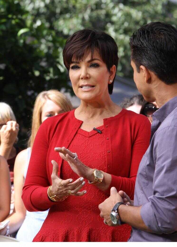 Kardashian matriarche Kris Jenner est tout rouge de nos jours!  (Photos)