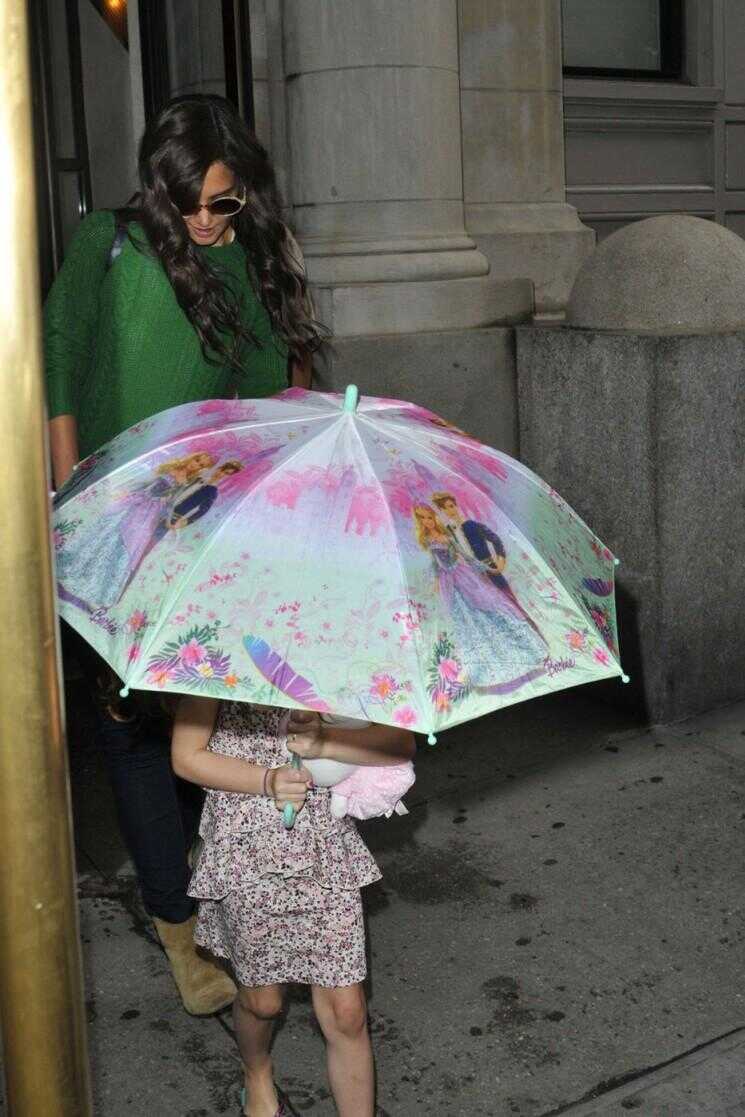 Suri Cruise Masque De Paparazzi .... Derrière une princesse Umbrella