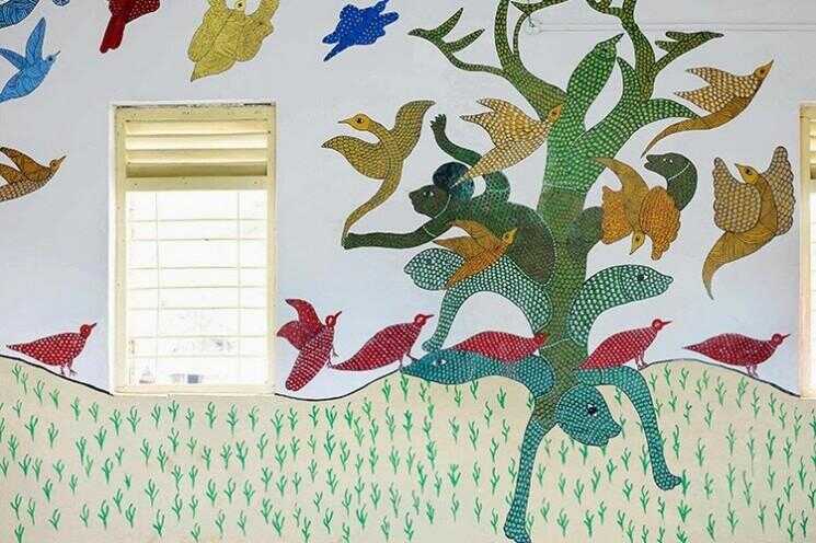 Peintures de boue complexes sur les murs de l'école en Inde