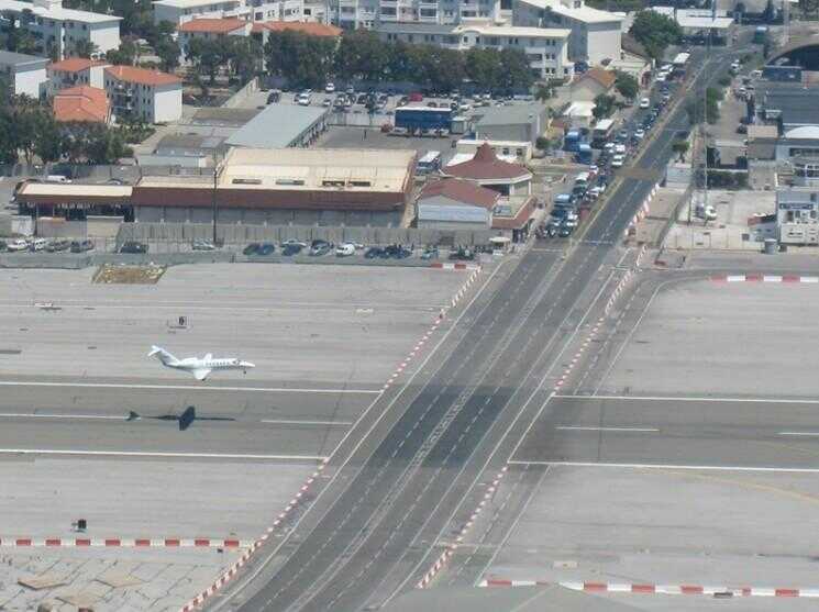 Étrange Aéroport: Gibraltar, Seulement piste de l'aéroport de monde coupant une route