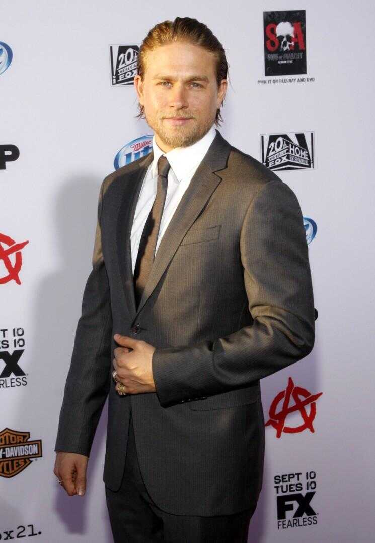 50 Shades of Grey: Charlie Hunnam nettoie Eh bien pour Sons of Anarchy Red Carpet!  (Photos)