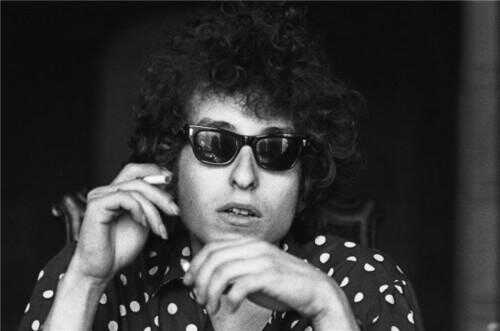 Lorsque tout se sent mal: Rouge à lèvres rouge et Bob Dylan