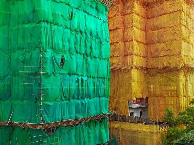 Bâtiments en construction Enveloppé dans Colorful Fabric