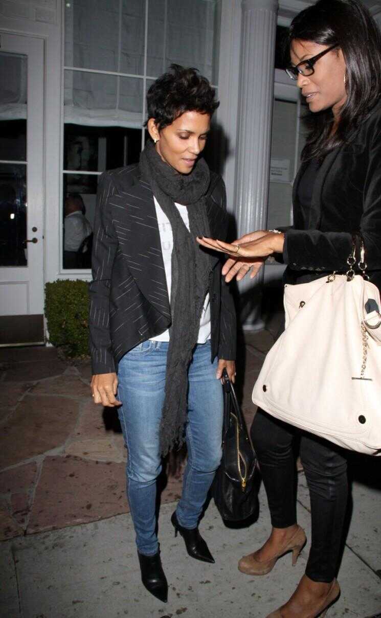 Halle Berry Has A mamans Night Out avec ses amis (Photos)