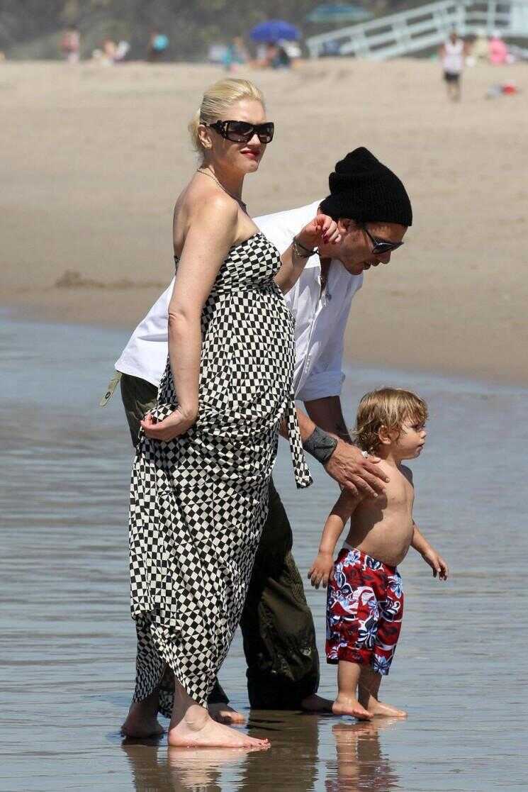 9 Celebrity mamans Prenez Leur bébé bosses à la plage!  (Photos)