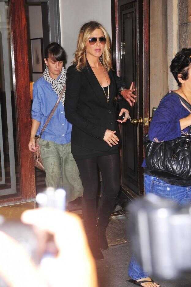 Jennifer Aniston enceinte?  Jen Looks "Bumpy" en nouvelles photos