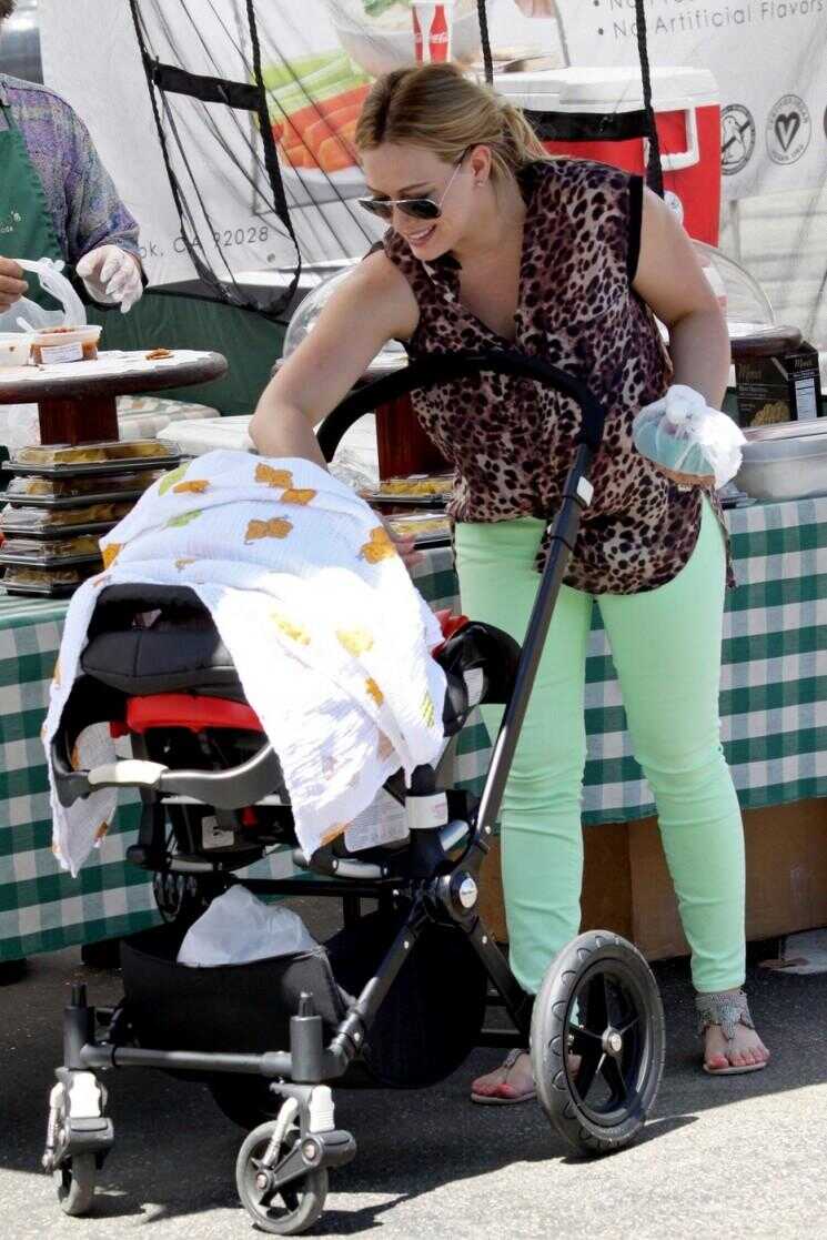 Hilary Duff vérifie le Farmers Market Avec Bébé Luca (de Photos)