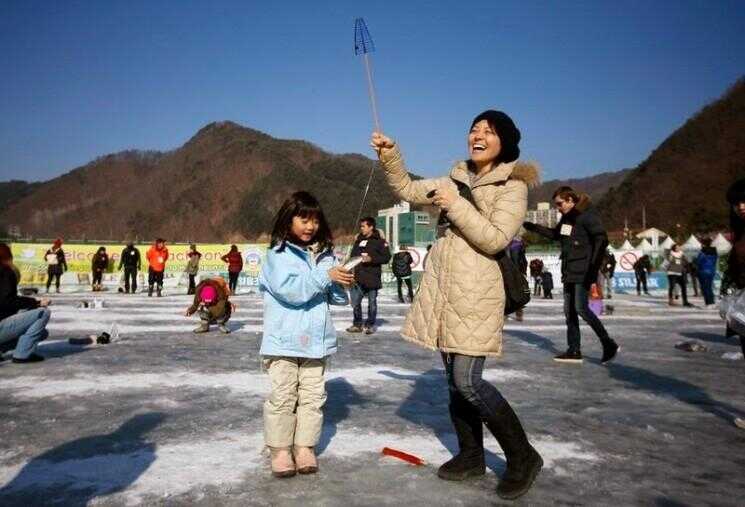 La pêche sur glace au festival de glace Hwacheon Sancheoneo de Sud Koreaâ € ™