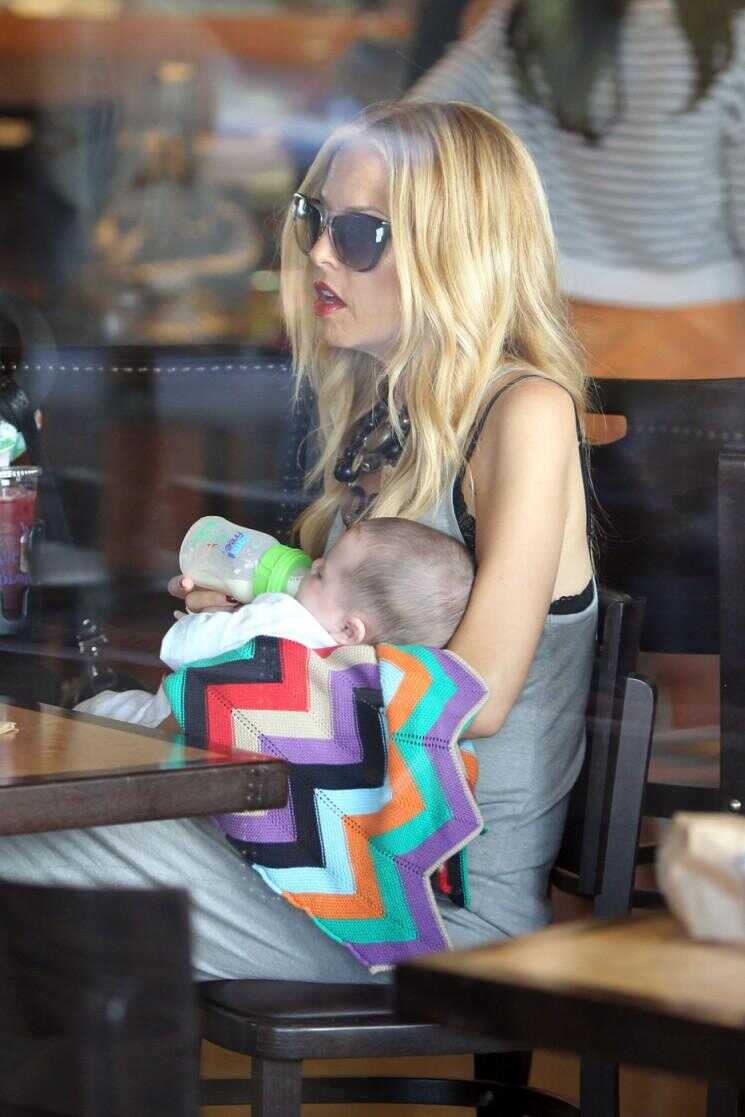 Rachel Zoe Feeds bébé Skylar à une boutique du Café (Photos)