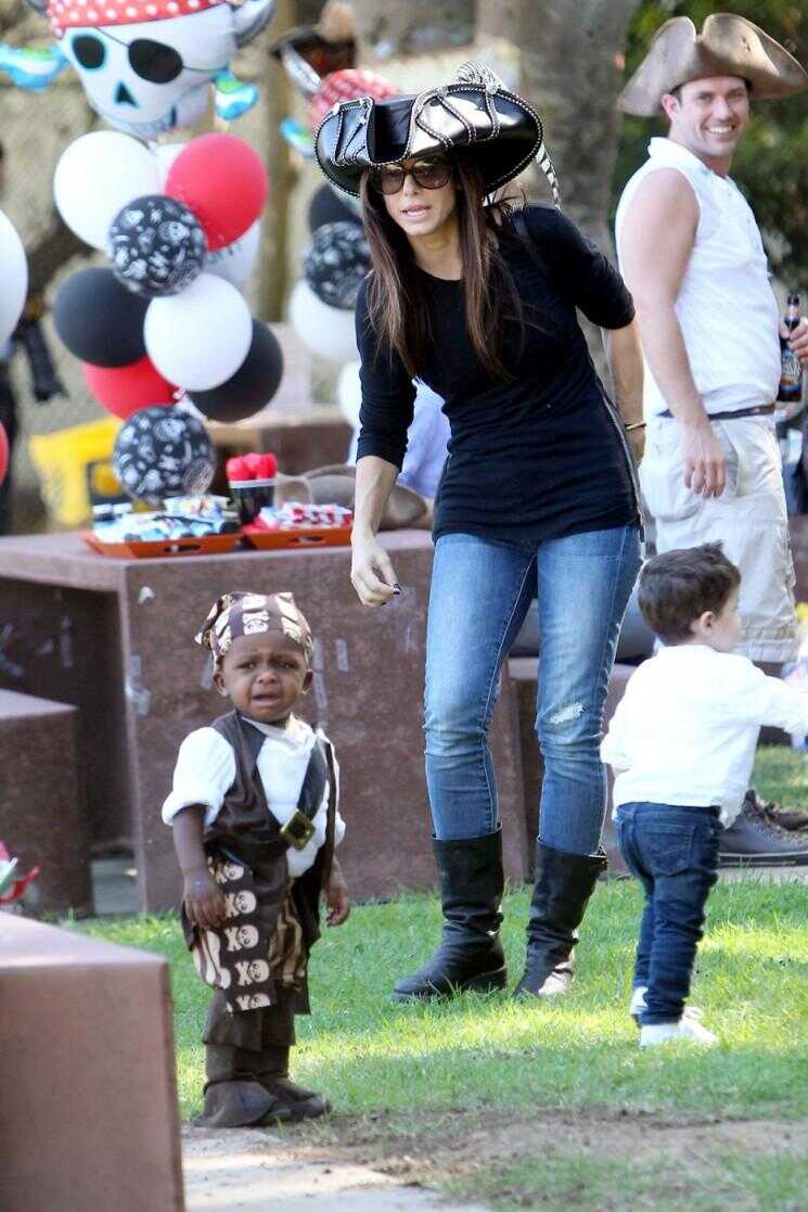 Sandra Bullock et Bébé Louis: plus mignonne Halloween Costume Pirate!  (Photos)