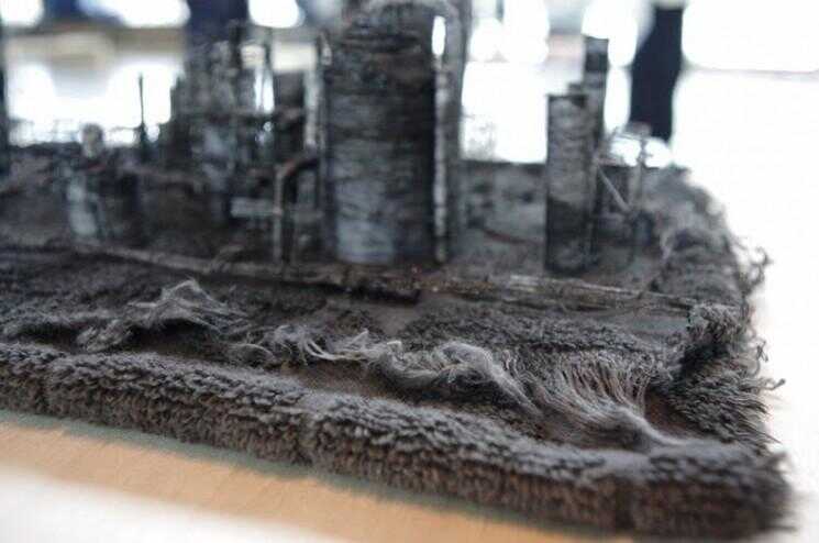 Miniature paysages industriels créés à partir de fibres de tissu