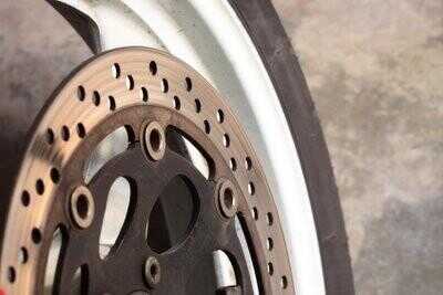 pneu moto perd de l'air - que faire?