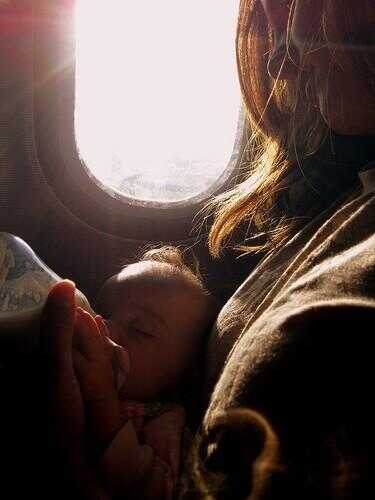 Vous avez un bébé?  Arrière de l'avion!  Les parents outrés par "Baby ghettos"