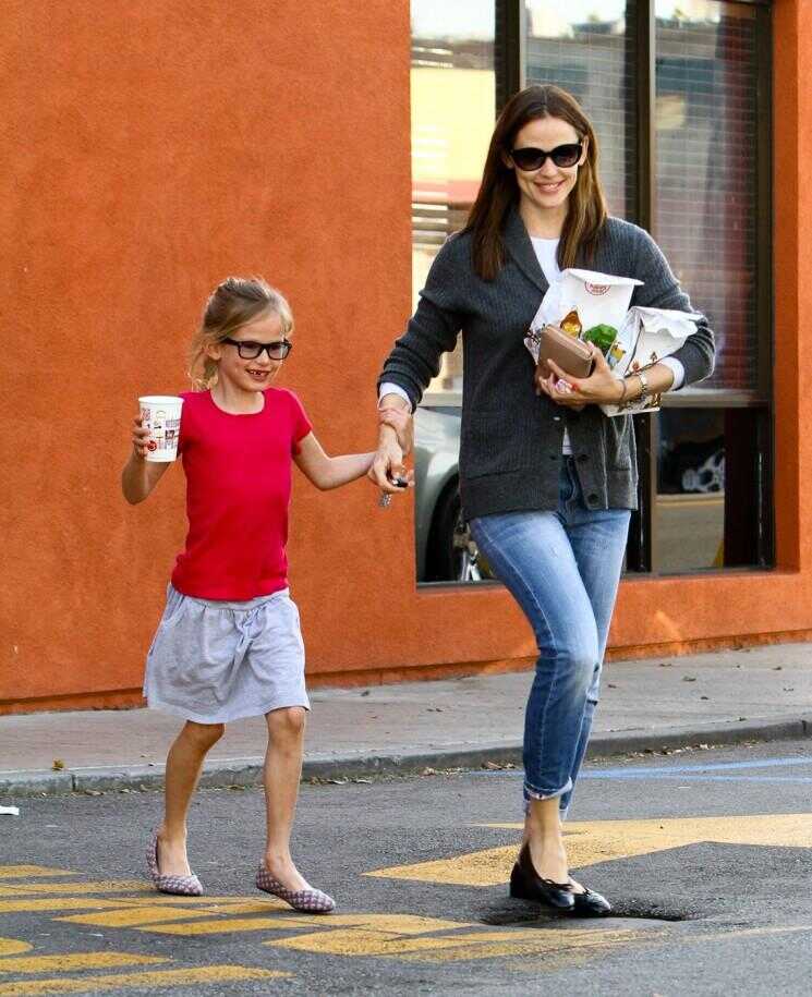 Jennifer Garner et sa fille Violet Make A Pit Stop Au McDonalds (Photos)