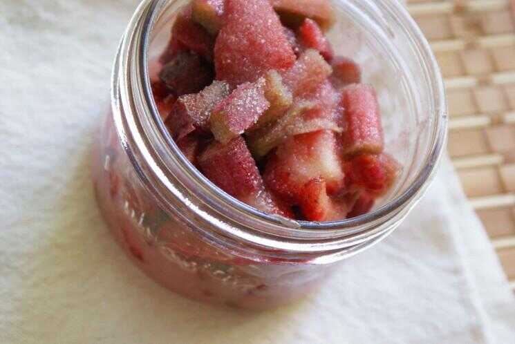 Strawberry-rhubarbe Cobbler dans un Jar