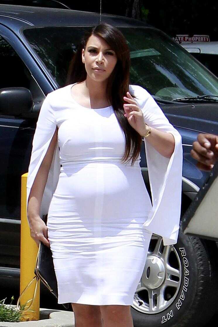 Kim Kardashian enceinte serre ses Bump bébé dans Skin Tight White Dress (Photos)