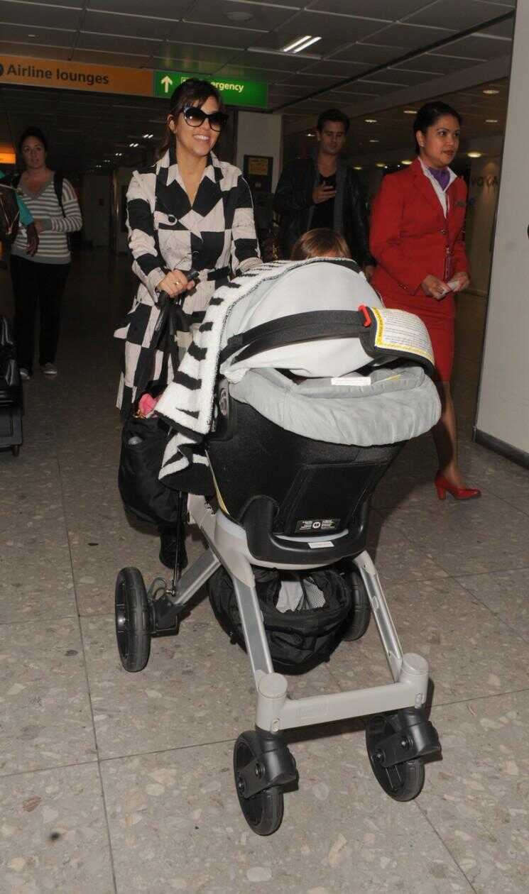 Kim Kardashian enceinte reste à la maison alors que sa famille Takes On Londres (Photos)