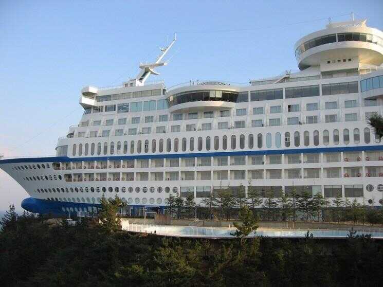 Cruise Ship sur une falaise est en fait un Hôtel