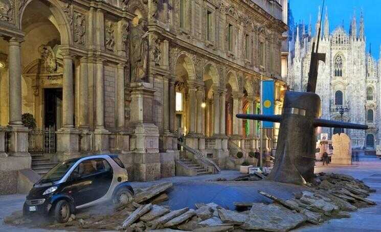 Submarine émerge de dessous une rue à Milan