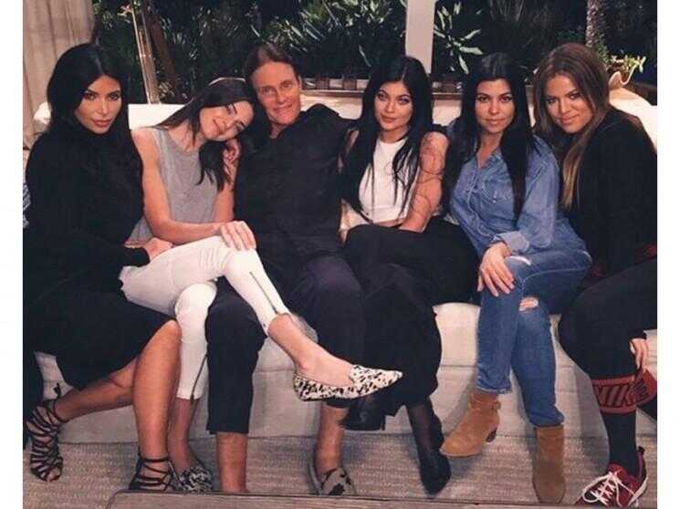 «L'Incroyable Famille Kardashian de Cast Nouvelles 2015: Bruce Jenner prend photo avec Filles